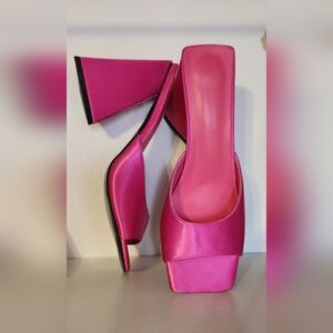 Block heel dress mule.